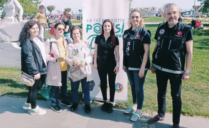 Polisten Anneler Günü’ne özel stant