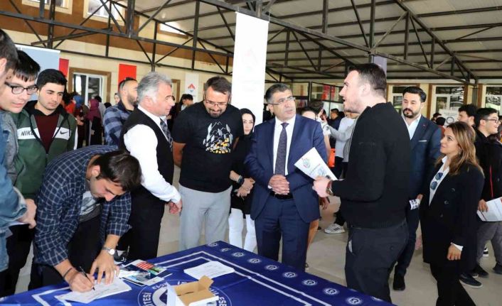 Rektör Aktekin ’Üniversite Tanıtım Fuarı’nı ziyaret etti