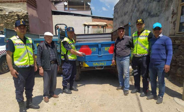 Salihli’de traktör römorklarına reflektör takıldı