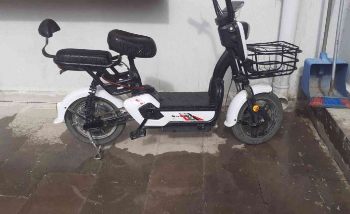 Satın alacakmış gibi yapıp kontrol amaçlı aldığı motosiklet ve elektrikli bisikleti çaldı