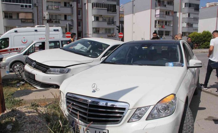 Söke’deki kazada iki araç refüje çıktı