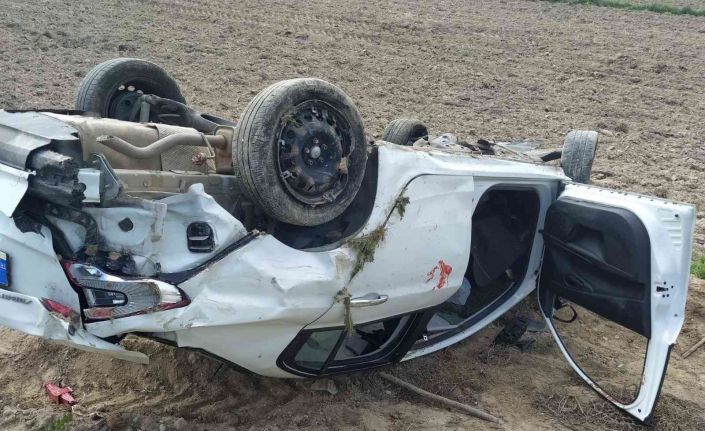 Takla atıp tarım arazisine devrilen otomobilde 5 kişi yaralandı
