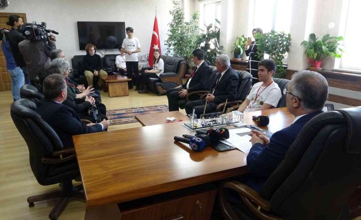 "Tarih şuurunu milletlerin hafızasında canlı tutmak ve milli kültürle beslemek gerekir"