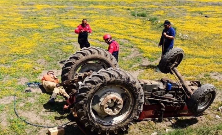 Tarlada çift süren traktör uçuruma yuvarlandı: 1 ölü, 1 yaralı