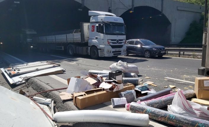 TEM Otoyolu’nda 4 araç birbirine girdi, kamyonetin kasasındaki malzemeler yola savruldu
