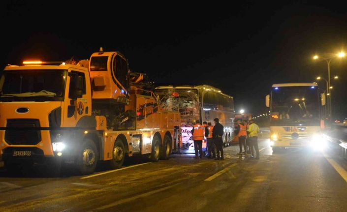 TEM’de bir minibüs ve iki yolcu otobüsü zincirleme kazaya karıştı: 4 yaralı