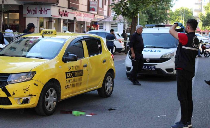 Ticari taksi sahibinin oğlu, önünü kestiği şoförü başından vurarak öldürdü