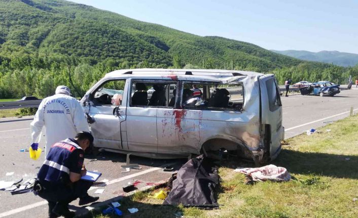 Tokat’ta kavşakta iki araç çarpıştı: 2 kişi öldü 12 kişinin yaralandı