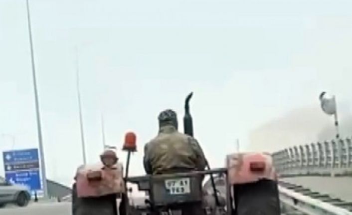 Traktör arkasındaki sabanla asfaltı çizerek karayolunda seyir etti