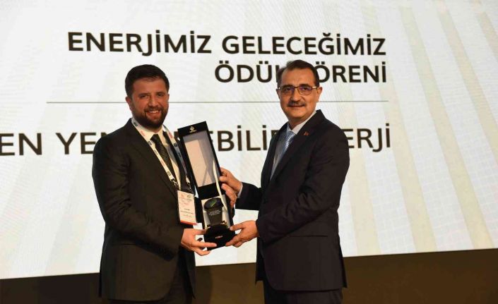 Türkiye Enerji ve Doğal Kaynaklar Zirvesi’nde TİKAV ile Akfen Yenilenebilir Enerji’ye ödül