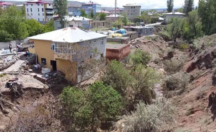 Tuzluca’da dere yatağındaki evler selde zarar gördü