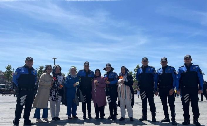 Üsküdar’da polisten ‘Anneler Günü’ sürprizi