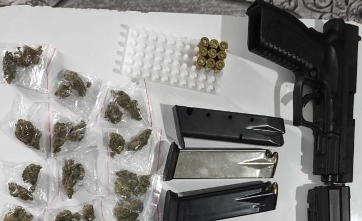 Uyuşturucu tacirlerine yönelik eş zamanlı operasyon: Polisin geldiğini gören torbacı uyuşturucu dolu poşeti camdan attı