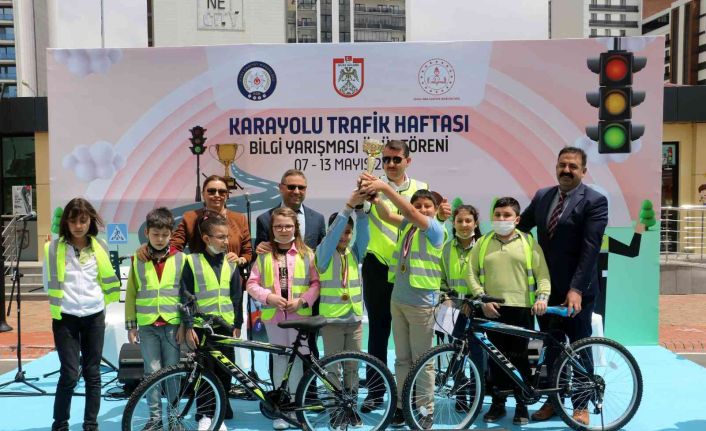 Vali Ayhan, her yıl trafikte 1 milyon 250 bin kişi hayatını kaybediyor