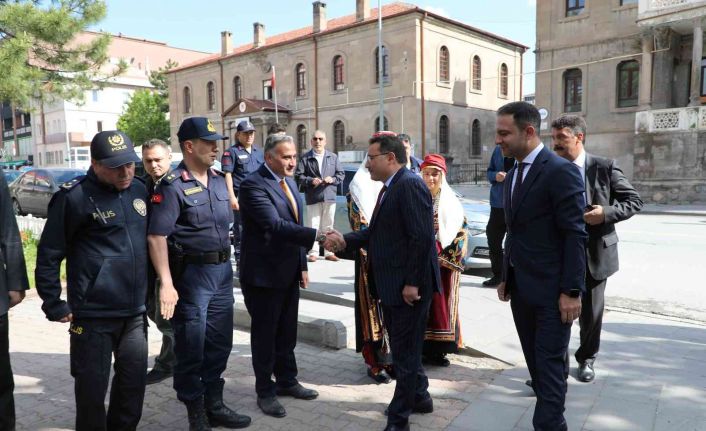 Vali Çiçek, Develi’de ilçe protokolü ve muhtarlarla bir araya geldi