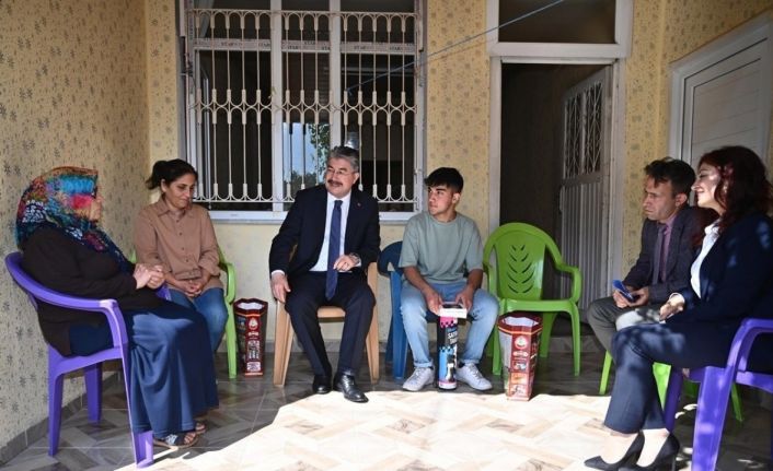 Vali Yılmaz, konuk olduğu ailelerin sorun ve taleplerini dinliyor