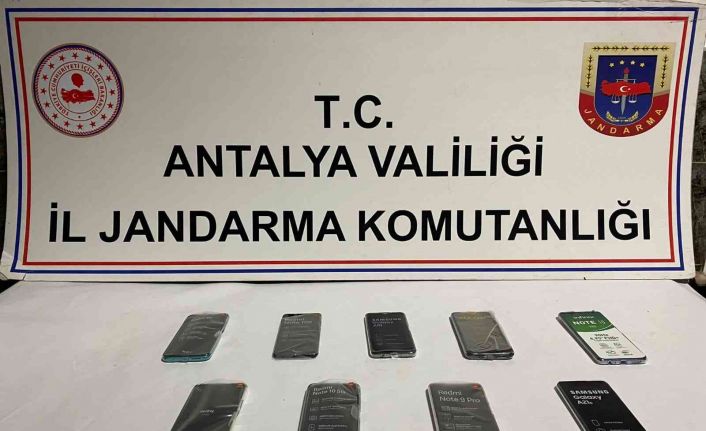 Yabancı uyruklu şüphelinin ikametinde 100 bin TL değerinde kaçak telefon bulundu