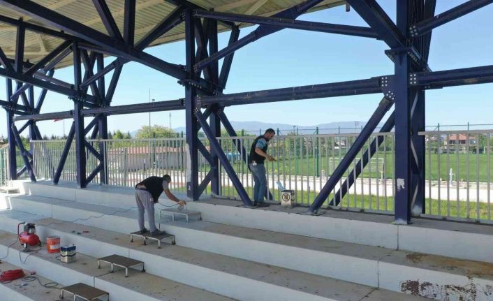 Yedek stadın tribünleri boyanıyor