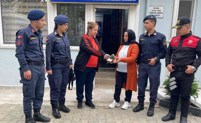Yerde bulduğu 16 bin lira ve 900 doları sahibine teslim etti