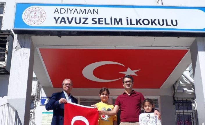 Yere düşen bayrağı yıkayıp yeniden okula teslim etti