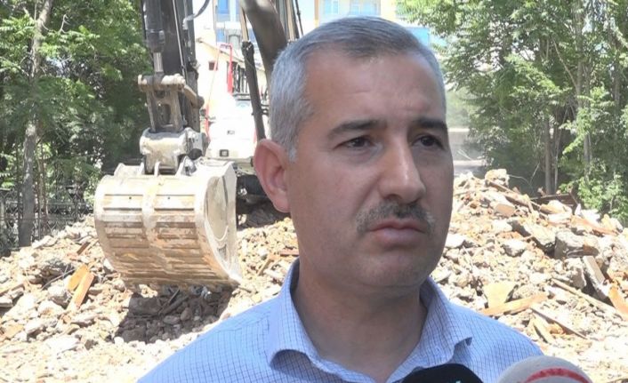 Yeşilyurt’ta yeni sağlık merkezi için eski binaların yıkımına hız verildi