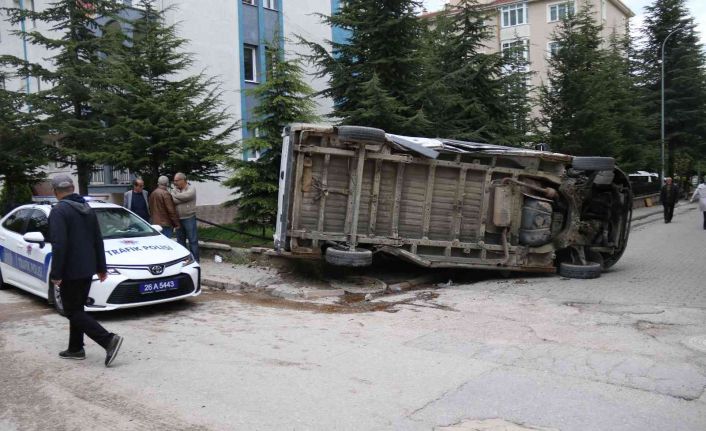 Yolcu minibüsünün çarptığı panelvan araç bahçe duvarına devrildi