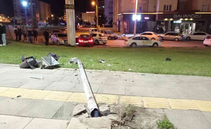 Yoldan çıkıp park halindeki araca çarptı, kazaya neden olan diğer araç olay yerinden kaçtı