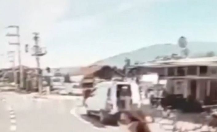 Yolun karşısına geçmeye çalışırken araç çarptı, yerden kalkıp yoluna devam etti