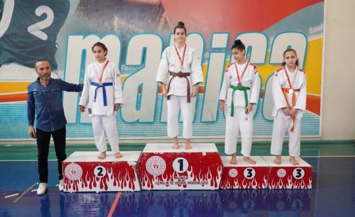 Yunusemre yıldızlarından 13 madalya