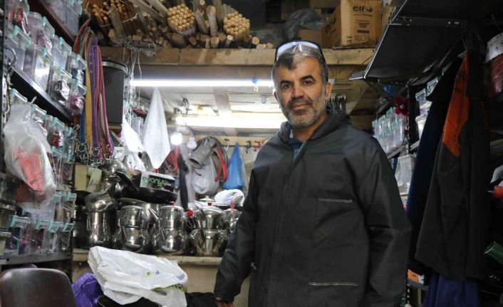 16 metrekare dükkanında mesleğini yaşatmaya çalışıyor