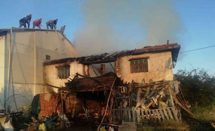 2 katlı kerpiç ev yangında enkaza dönerken, ev sahibi ise hastanelik oldu