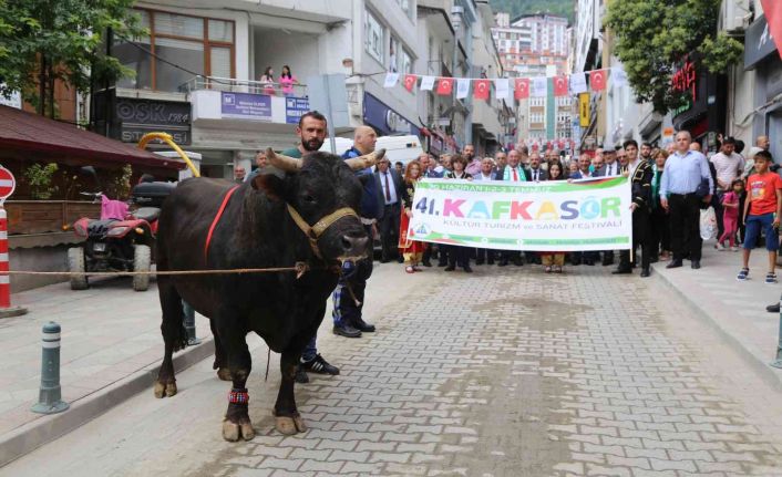 41. Kafkasör Festivali boğaların da katıldığı kortej yürüyüşüyle başladı