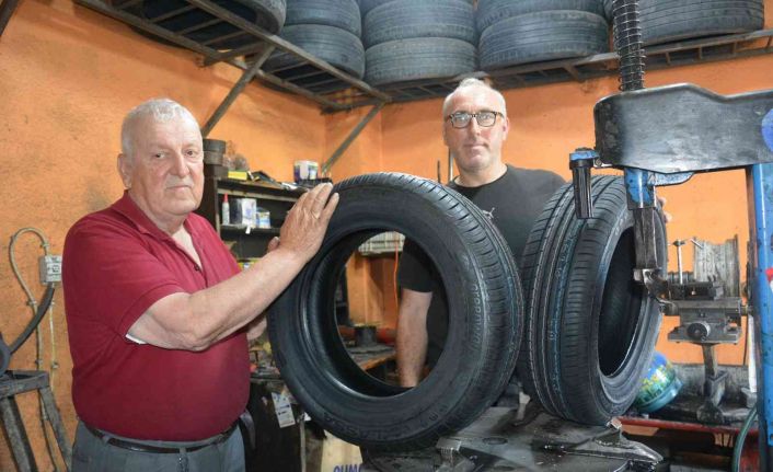 60 yıl önce kurduğu lastik tamir dükkanını oğluyla beraber işletiyor