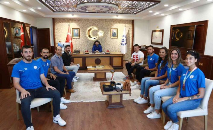 ADÜ Kadın ve Erkek Plaj Voleybolu Takımları Rektör Aldemir ile görüştü