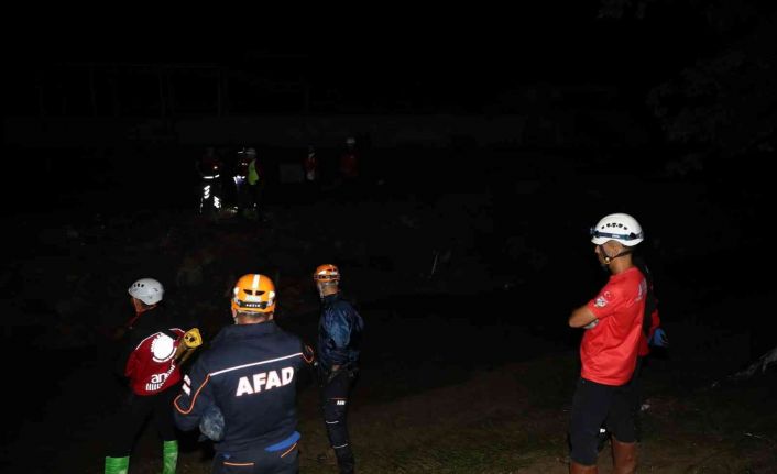 AFAD: “Sel bölgesinde kayıp olduğu bilgisi alınan bir vatandaşımızı arama çalışmaları devam etmektedir”