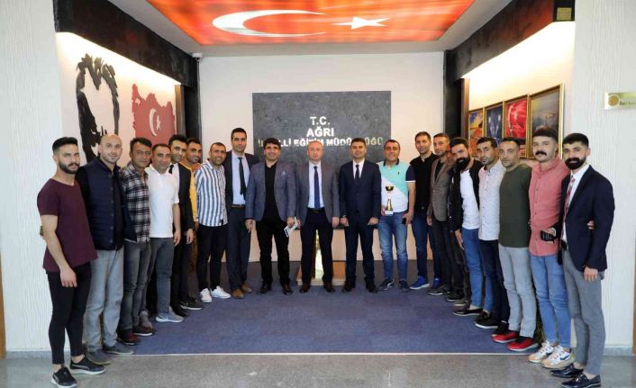 Ağrı Milli Eğitim Müdürü Hasan Kökrek, bölge birincisi olan halk oyunu ekibi ile bir araya geldi