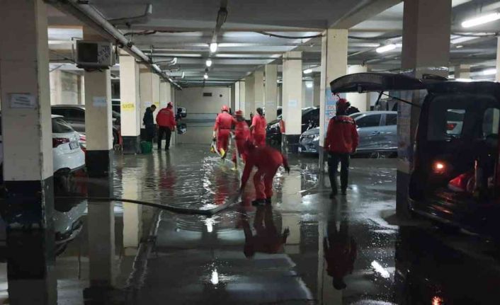 AKUT Eskişehir ekibi su basan otoparkta gece boyu çalıştı