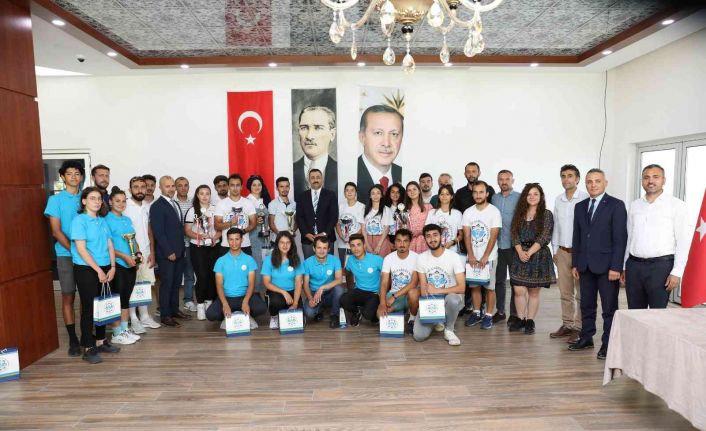 ALKÜ’nün gurur veren öğrencileri Rektör Kalan ile bir araya geldi