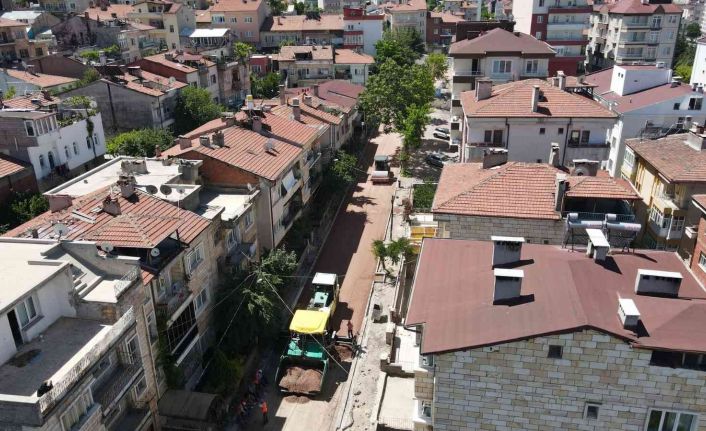 Altyapı yenileme çalışmaları tamamlanan sokaklar sıcak asfalt konforu ile buluşuyor