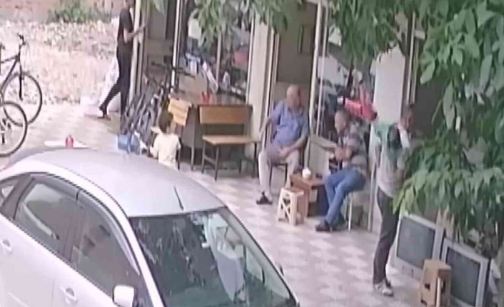 Amasya’da 1 yaşındaki çocuk balkondan apartman görevlisinin üstüne düştü: O anlar kamerada