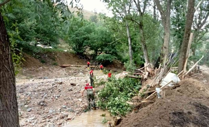Ankara’da yaşanan sel felaketinde kaybolan bir kişiyi arama çalışmaları sürüyor