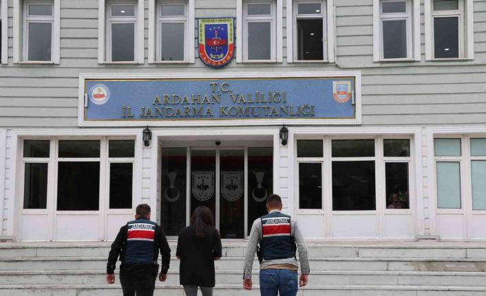 Ardahan’da 7 yıl 6 ay hapis cezası ile aranan terör örgütü üyesi yakalandı