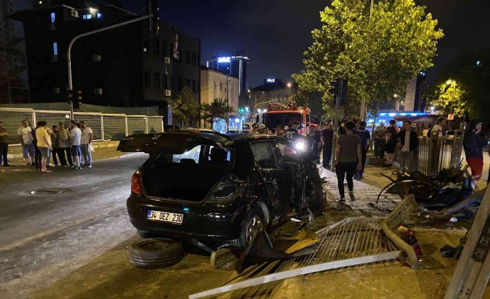 Ataşehir’de sürücüsünün kontrolünü kaybettiği otomobil demir korkuluklara çarparak durabildi: 1 yaralı