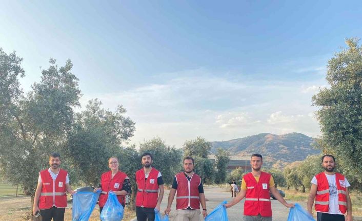 Aydın Genç Kızılay ekibi temiz bir gelecek için plastik atıkları topladı