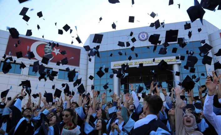 Aydın MYO’da öğrencilerin mezuniyet sevinci