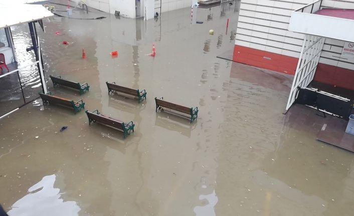 Aydın’da 3 saat süren yağış hayatı felç etti