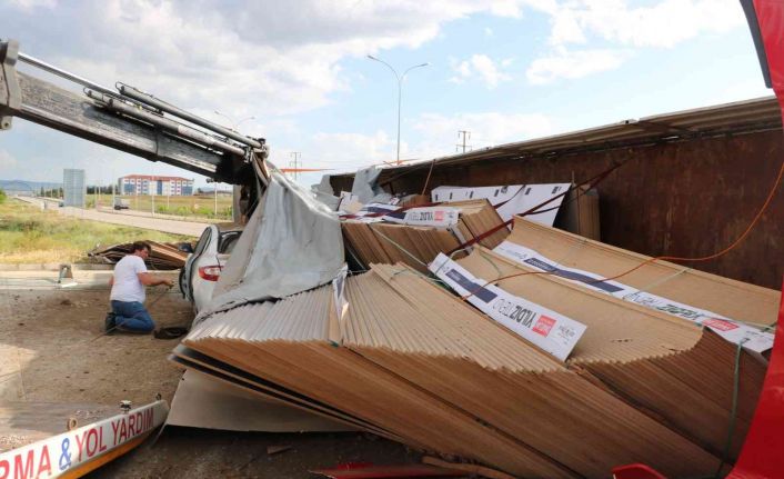 Aynı aileden 4 işinin içinde uyuduğu otomobilin üzerine MDF yüklü tır devrildi