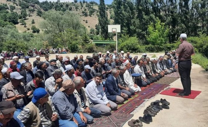 Aynı ilçede bazı köyleri sel basarken, bazı köyler ise yağmur duasına çıktı