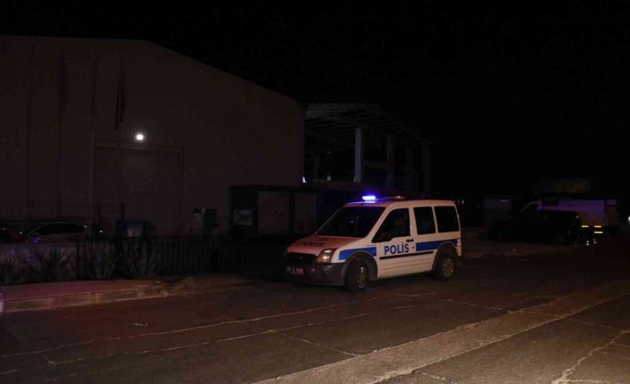 Ayrılma aşamasındaki karısının iş yerinde bir kişiyi rehin aldı, sonra da araya giren kişiyi öldürdü