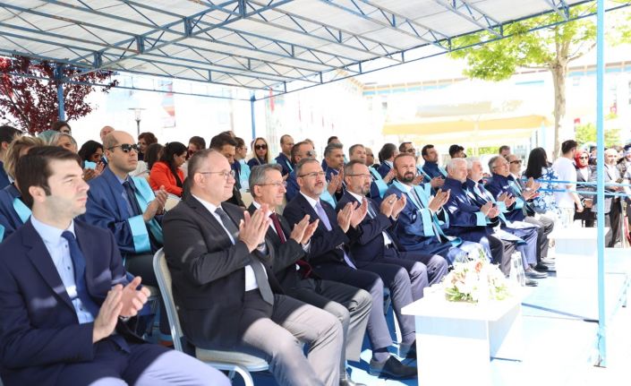 Bakan Kasapoğlu: “Gençlerin ışığı bütün Türkiye’yi aydınlattığı gibi inanıyoruz ki tüm dünyayı da aydınlatacak”